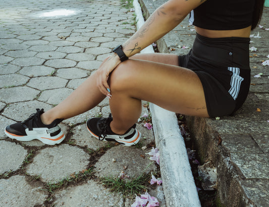 Short Fitness Academia Preto com Tela Dry Fit e Elástico Branco Cintura Alta REF: SV8